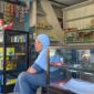 MERATAP: Salami, lansia 60 tahun menjadi korban penipuan OTK dengan motif pesan barang tanpa bayar di tokonya, Senin (29/6). (Radarpantura.id/Miftahol Rosiqin)