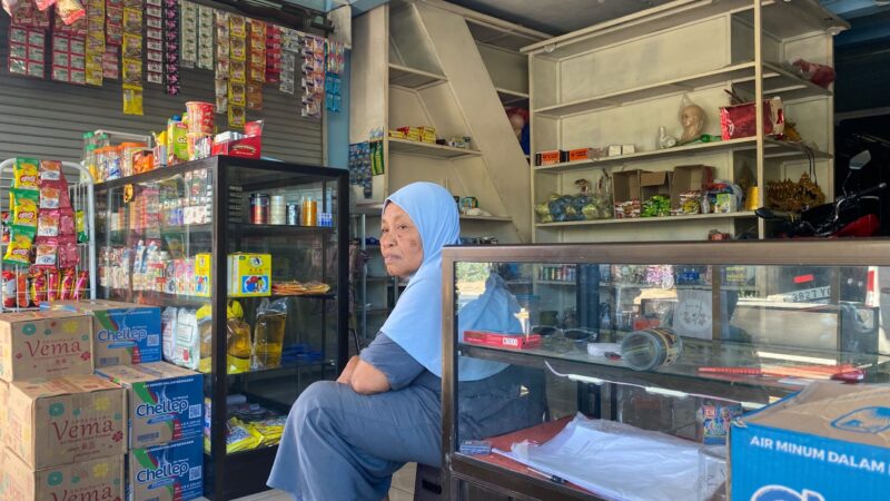 MERATAP: Salami, lansia 60 tahun menjadi korban penipuan OTK dengan motif pesan barang tanpa bayar di tokonya, Senin (29/6). (Radarpantura.id/Miftahol Rosiqin)