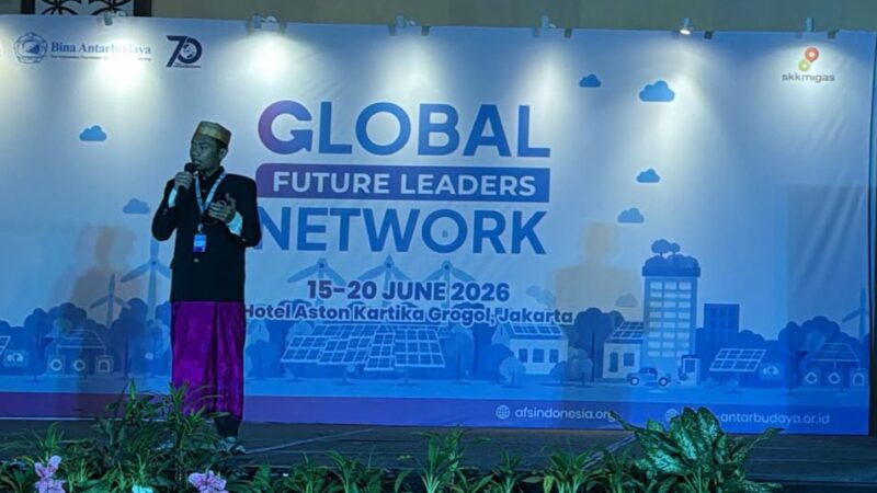 BERPRESTASI: Siswa SMAN 1 Sapeken, Agam Satriya, saat tampil di Panggung Global Future Leaders Network (GFLN) tingkat nasional di Jakarta. (Radarpantura.id/Istimewa)