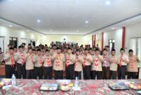 BERSINERGI: Pengurus dan Anggota Pramuka Sumenep berfoto bersama dengan Bupati Sumenep saat acara Rakercab. (Pramuka Sumenep for radarpantura.id)
