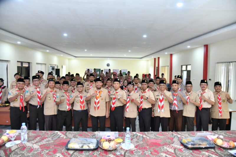 BERSINERGI: Pengurus dan Anggota Pramuka Sumenep berfoto bersama dengan Bupati Sumenep saat acara Rakercab. (Pramuka Sumenep for radarpantura.id)