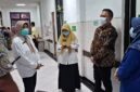 FASKES: Direktur RSUDMA, dr. Erliyati, memantau pelayanan ke ruang perawatan beberapa hari lalu. (Radarpantura.id/Moh. Busri)
