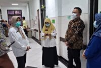 FASKES: Direktur RSUDMA, dr. Erliyati, memantau pelayanan ke ruang perawatan beberapa hari lalu. (Radarpantura.id/Moh. Busri)