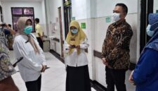 FASKES: Direktur RSUDMA, dr. Erliyati, memantau pelayanan ke ruang perawatan beberapa hari lalu. (Radarpantura.id/Moh. Busri)