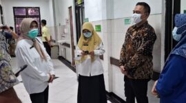 FASKES: Direktur RSUDMA, dr. Erliyati, memantau pelayanan ke ruang perawatan beberapa hari lalu. (Radarpantura.id/Moh. Busri)