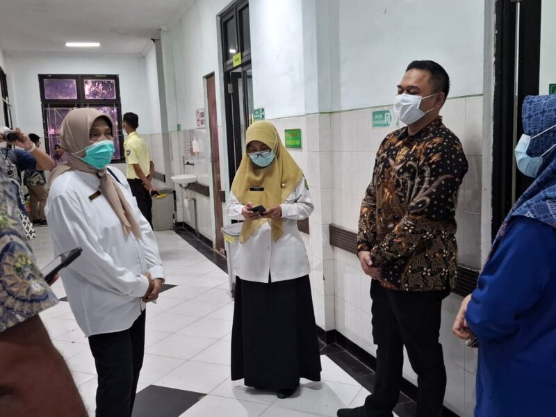 FASKES: Direktur RSUDMA, dr. Erliyati, memantau pelayanan ke ruang perawatan beberapa hari lalu. (Radarpantura.id/Moh. Busri)