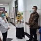 FASKES: Direktur RSUDMA, dr. Erliyati, memantau pelayanan ke ruang perawatan beberapa hari lalu. (Radarpantura.id/Moh. Busri)