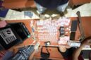 BARANG TERLARANG: Polisi mengamankan barang bukti sabu-sabu dari rumah warga Pulau Masalembu, Sumenep. (Polsek Masalembu for Radarpantura.id) 