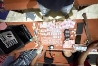 BARANG TERLARANG: Polisi mengamankan barang bukti sabu-sabu dari rumah warga Pulau Masalembu, Sumenep. (Polsek Masalembu for Radarpantura.id)