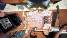 BARANG TERLARANG: Polisi mengamankan barang bukti sabu-sabu dari rumah warga Pulau Masalembu, Sumenep. (Polsek Masalembu for Radarpantura.id) 