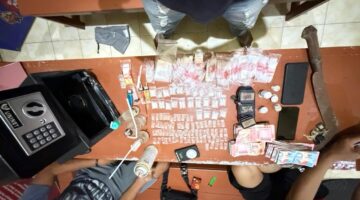 BARANG TERLARANG: Polisi mengamankan barang bukti sabu-sabu dari rumah warga Pulau Masalembu, Sumenep. (Polsek Masalembu for Radarpantura.id) 