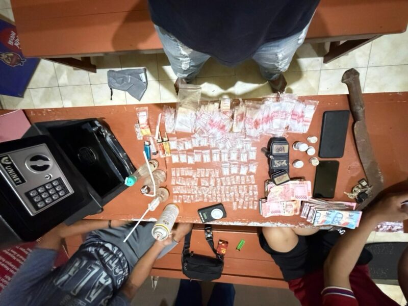 BARANG TERLARANG: Polisi mengamankan barang bukti sabu-sabu dari rumah warga Pulau Masalembu, Sumenep. (Polsek Masalembu for Radarpantura.id) 