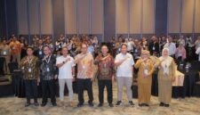 BERSINERGI: Manajemen PC Ketapang II Ltd berfoto bersama petinggi SKK Migas dan sejumlah pengusaha dalam acara Local Vendor Day di Surabaya, Senin (22/6). (PC Ketapang II Ltd for Radarpantura.id)