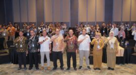 BERSINERGI: Manajemen PC Ketapang II Ltd berfoto bersama petinggi SKK Migas dan sejumlah pengusaha dalam acara Local Vendor Day di Surabaya, Senin (22/6). (PC Ketapang II Ltd for Radarpantura.id)