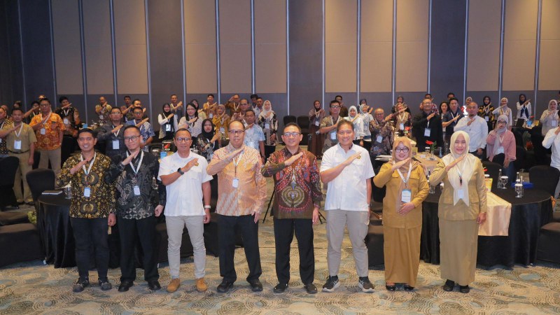 BERSINERGI: Manajemen PC Ketapang II Ltd berfoto bersama petinggi SKK Migas dan sejumlah pengusaha dalam acara Local Vendor Day di Surabaya, Senin (22/6). (PC Ketapang II Ltd for Radarpantura.id)