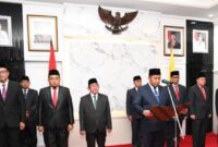 PELAYAN PUBLIK: Bupati Sumenep, Achmad Fauzi Wongsojudo, memimpin prosesi pelantikan Pejabat Eselon II, Selasa (23/6). (Humas Pemkab Sumenep for Radarpantura.id)