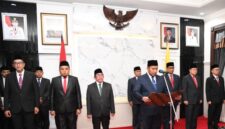 PELAYAN PUBLIK: Bupati Sumenep, Achmad Fauzi Wongsojudo, memimpin prosesi pelantikan Pejabat Eselon II, Selasa (23/6). (Humas Pemkab Sumenep for Radarpantura.id)