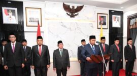 PELAYAN PUBLIK: Bupati Sumenep, Achmad Fauzi Wongsojudo, memimpin prosesi pelantikan Pejabat Eselon II, Selasa (23/6). (Humas Pemkab Sumenep for Radarpantura.id)