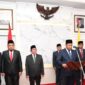 PELAYAN PUBLIK: Bupati Sumenep, Achmad Fauzi Wongsojudo, memimpin prosesi pelantikan Pejabat Eselon II, Selasa (23/6). (Humas Pemkab Sumenep for Radarpantura.id)