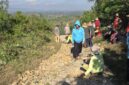 SWADAYA: Warga Desa Lebeng Timur melakukan perbaikan jalan poros menuju Kecamatan Pasongsongan, Senin (29/6). (Moralika/Istimewa)