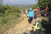 SWADAYA: Warga Desa Lebeng Timur melakukan perbaikan jalan poros menuju Kecamatan Pasongsongan, Senin (29/6). (Moralika/Istimewa)