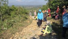 SWADAYA: Warga Desa Lebeng Timur melakukan perbaikan jalan poros menuju Kecamatan Pasongsongan, Senin (29/6). (Moralika/Istimewa)