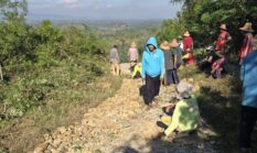 Jalan Poros Kecamatan Rusak Parah, Warga Patungan Lakukan Perbaikan