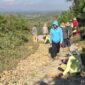 SWADAYA: Warga Desa Lebeng Timur melakukan perbaikan jalan poros menuju Kecamatan Pasongsongan, Senin (29/6). (Moralika/Istimewa)