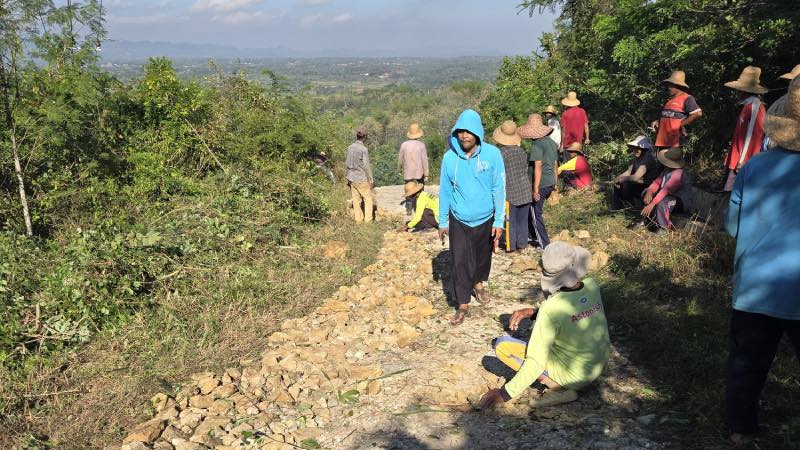 SWADAYA: Warga Desa Lebeng Timur melakukan perbaikan jalan poros menuju Kecamatan Pasongsongan, Senin (29/6). (Moralika/Istimewa)