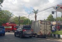 LANGKA: Sejumlah kendaraan antre berburu BBM bersubsidi di SPBU Desa Pamolokan, Sumenep. (Radarpantura.id/Moh Busri)