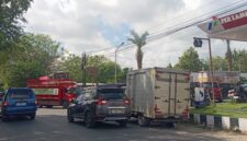 LANGKA: Sejumlah kendaraan antre berburu BBM bersubsidi di SPBU Desa Pamolokan, Sumenep. (Radarpantura.id/Moh Busri)