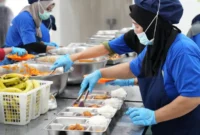 PROGRAM NASIONAL: Petugas dapur SPPG sedang menyajikan makanan. (radarpantura.id/istimewa)