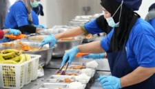 PROGRAM NASIONAL: Petugas dapur SPPG sedang menyajikan makanan. (radarpantura.id/istimewa)