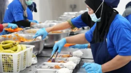 PROGRAM NASIONAL: Petugas dapur SPPG sedang menyajikan makanan. (radarpantura.id/istimewa)