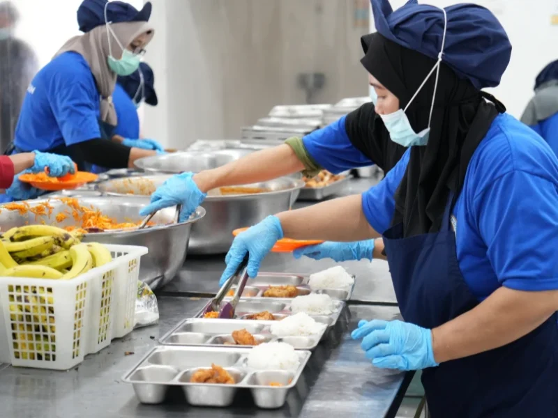 PROGRAM NASIONAL: Petugas dapur SPPG sedang menyajikan makanan. (radarpantura.id/istimewa)
