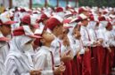 GENERASI BANGSA: Siswa SD sedang mengikuti upacara di halaman sekolah. (radarpantura.id/istimewa)
