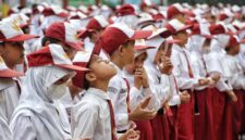 GENERASI BANGSA: Siswa SD sedang mengikuti upacara di halaman sekolah. (radarpantura.id/istimewa)