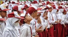 GENERASI BANGSA: Siswa SD sedang mengikuti upacara di halaman sekolah. (radarpantura.id/istimewa)