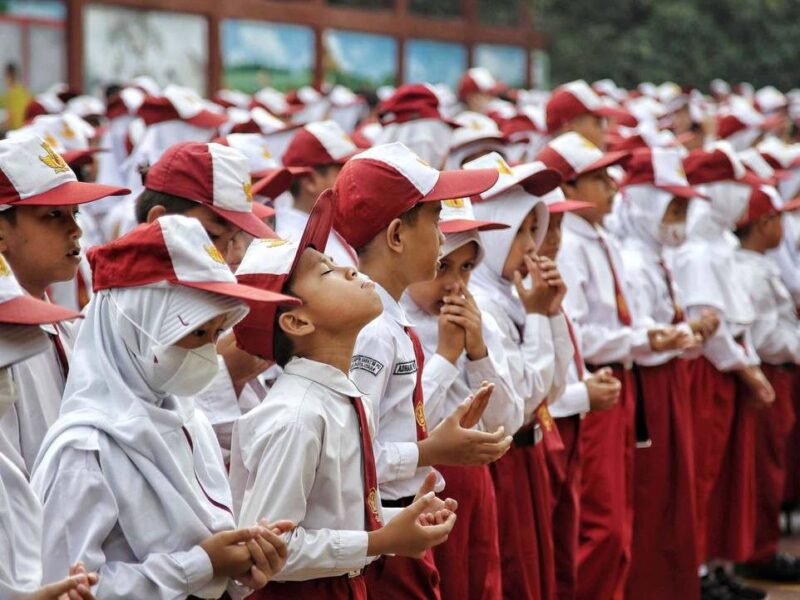 GENERASI BANGSA: Siswa SD sedang mengikuti upacara di halaman sekolah. (radarpantura.id/istimewa)