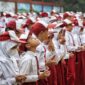 GENERASI BANGSA: Siswa SD sedang mengikuti upacara di halaman sekolah. (radarpantura.id/istimewa)