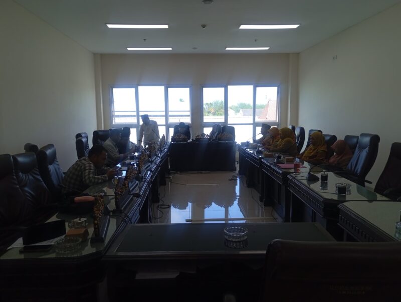 EVALUASI: Komisi II DPRD Sumenep menggelar rapat dengar pendapat dengan eksekutif. (DPRD Sumenep for radarpantura.id)