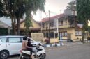 LANCAR: Pengendara sedang melintas di depan Kantor Polsek Kota Sumenep, Jalalan Trunojoyo. (Radarpantura.id/Miftahol Rosiqin)
