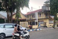 LANCAR: Pengendara sedang melintas di depan Kantor Polsek Kota Sumenep, Jalalan Trunojoyo. (Radarpantura.id/Miftahol Rosiqin)