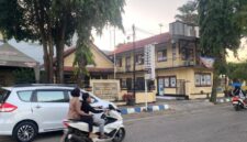 LANCAR: Pengendara sedang melintas di depan Kantor Polsek Kota Sumenep, Jalalan Trunojoyo. (Radarpantura.id/Miftahol Rosiqin)