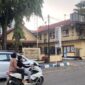 LANCAR: Pengendara sedang melintas di depan Kantor Polsek Kota Sumenep, Jalalan Trunojoyo. (Radarpantura.id/Miftahol Rosiqin)