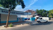 DAPUR MBG: Mobil operasional MBG masuk ke kawasan Dapur SPPG di Desa Kolor, Kecamatan/Kabupaten Sumenep, Selasa (28/7). (Miftahol Rosiqin/Radarpantura.id).