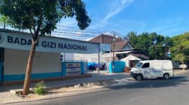 DAPUR MBG: Mobil operasional MBG masuk ke kawasan Dapur SPPG di Desa Kolor, Kecamatan/Kabupaten Sumenep, Selasa (28/7). (Miftahol Rosiqin/Radarpantura.id).