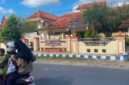 LALU LALANG: Pengendara melintas di depan Kantor Dinsos P3A Sumenep. (Miftahol Rosiqin/Radarpantura.id)