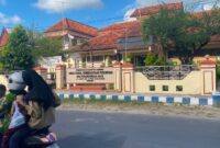 LALU LALANG: Pengendara melintas di depan Kantor Dinsos P3A Sumenep. (Miftahol Rosiqin/Radarpantura.id)