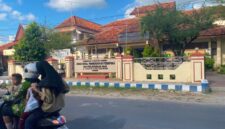 LALU LALANG: Pengendara melintas di depan Kantor Dinsos P3A Sumenep. (Miftahol Rosiqin/Radarpantura.id)